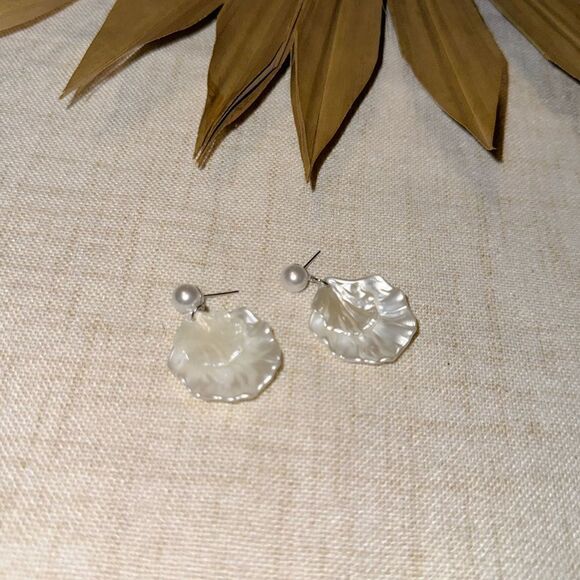 White pearl drop earrings M499 - Picture 2 of 4